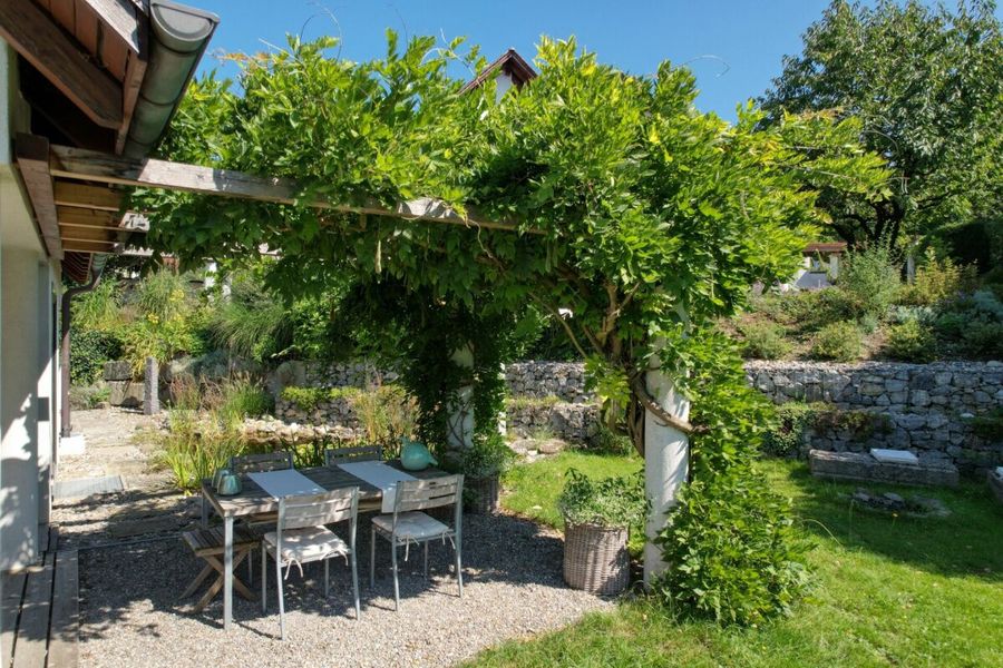Doppelhaus mit Gartenidylle
