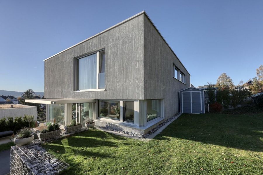 Modernes Zuhause in grüner Umgebung