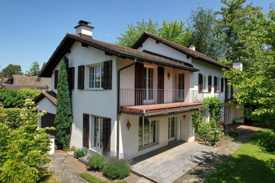 Ideale Lage: hübsches Haus auf idyllischem Grundstück
