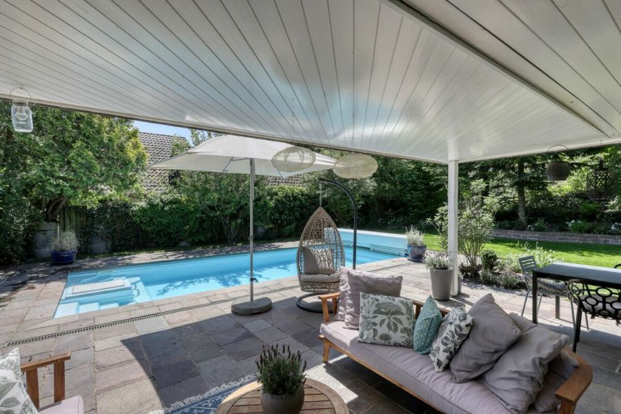 Einfamilienhaus mit Pool und grosser Lounge für Geniesser