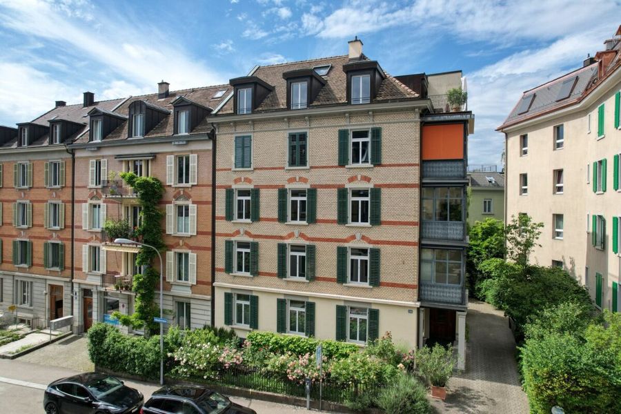 Schöne Altbauwohnung mit Loggia in Hottingen