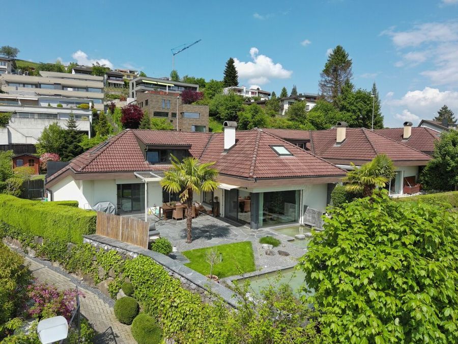 Modernes, familienfreundliches Eckhaus mit Weitsicht