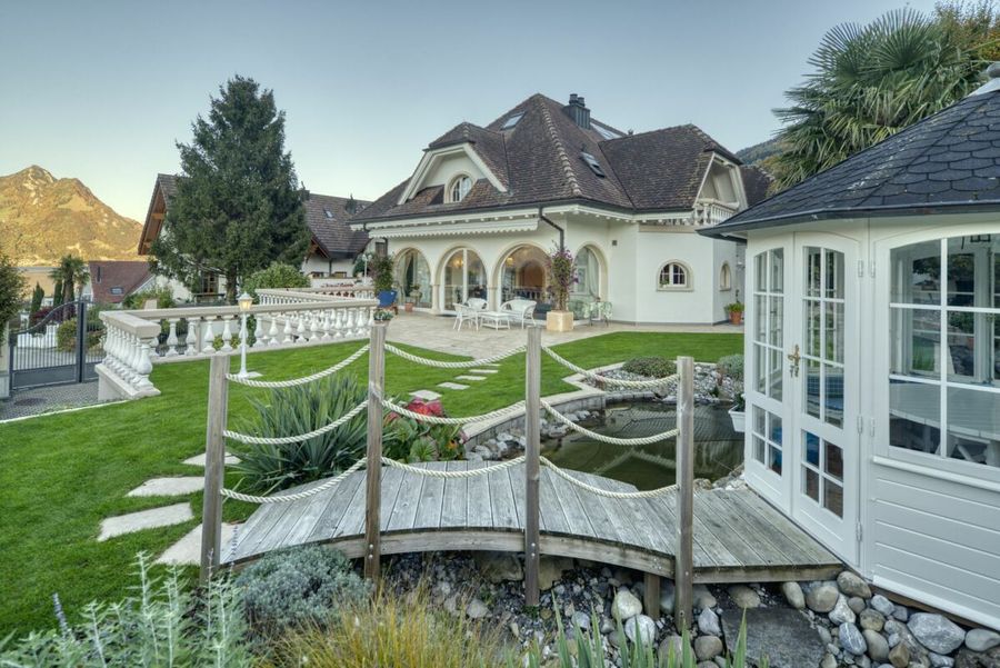 9-Zimmer-Villa mit Hallenbad und Seesicht