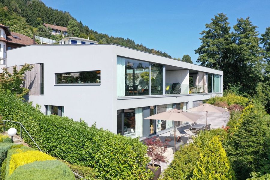 Grosses, modernes Doppeleinfamilienhaus an Toplage