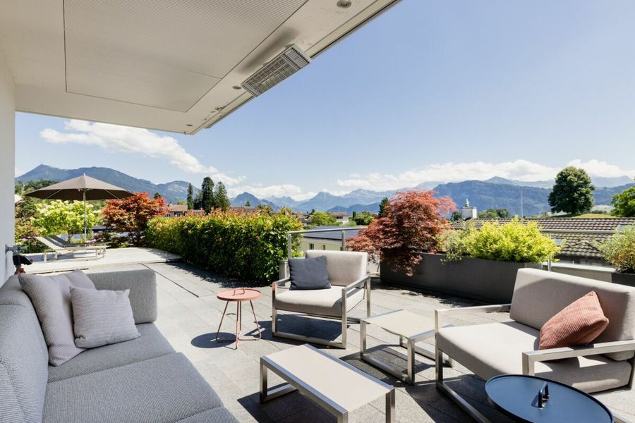 Sonnige 4.5-Zimmer-Gartenwohnung mit Bergpanorama und Privatsphäre