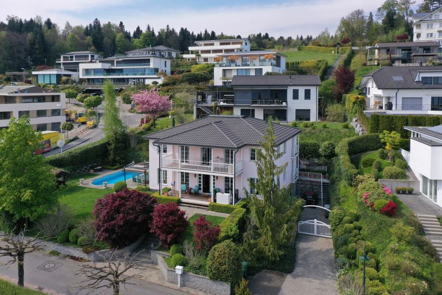 Einfamilienhaus mit grossem Garten & Pool in Horw