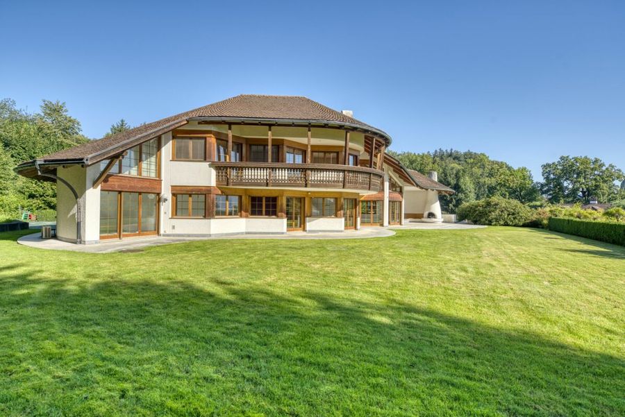 Landhausvilla mit Einliegerwohnung und Hallenbad