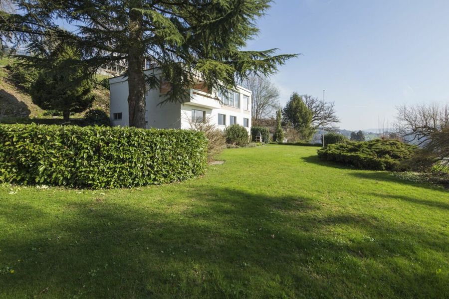 Familienhaus mit Parkanlage