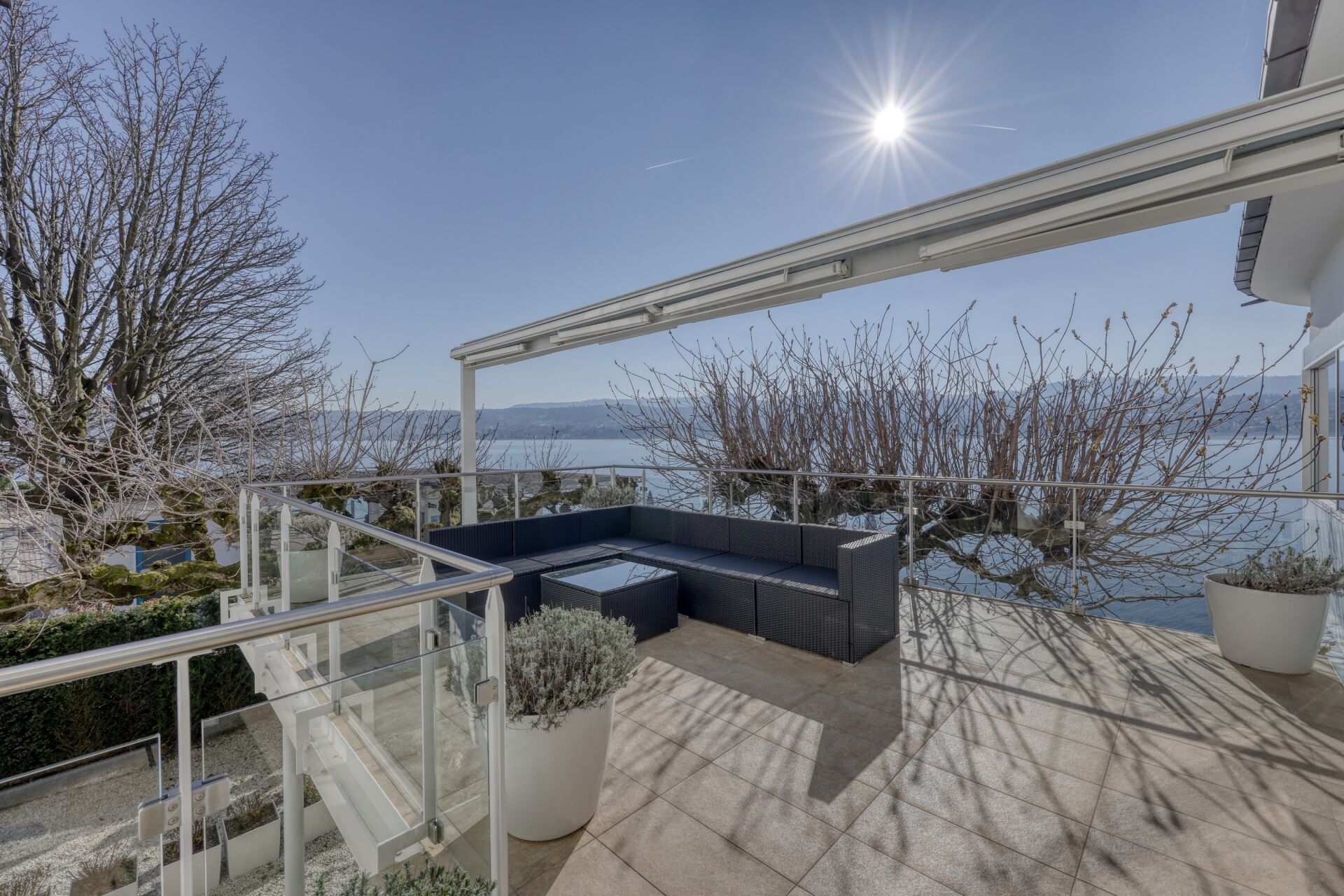 Terrasse mit Aussenlounge und Pergola über dem Zürichsee