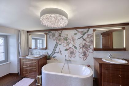 Badezimmer mit freistehender Wanne und Doppelwaschtisch